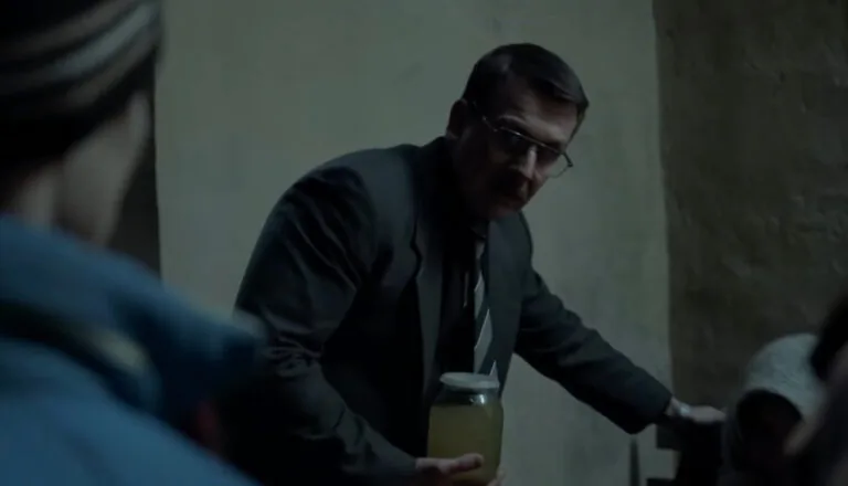 Момент из 3 серии 1 сезона